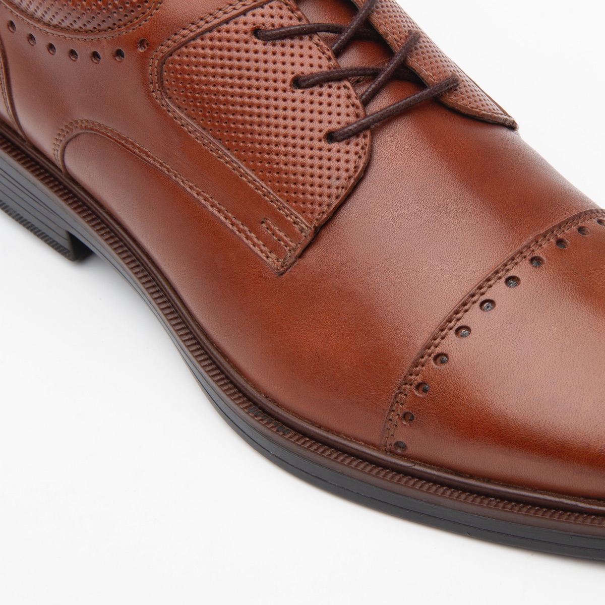 Zapato De Vestir Para Salir Flexi Con Perforado En Puntera Para Hombre - Estilo 400102 Tan