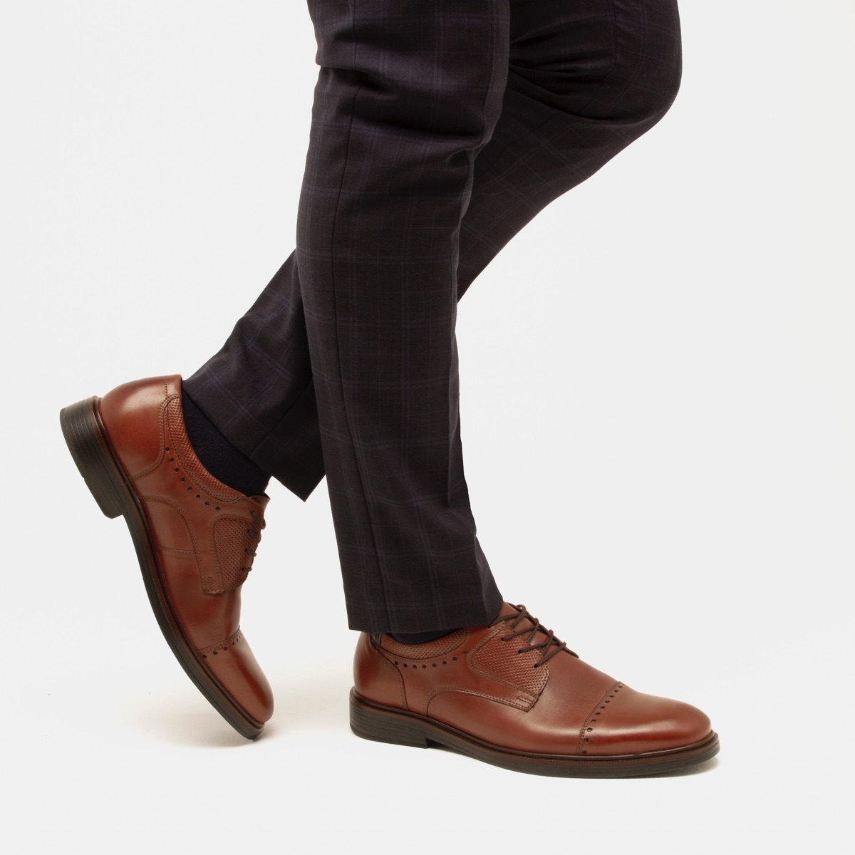 Zapato De Vestir Para Salir Flexi Con Perforado En Puntera Para Hombre - Estilo 400102 Tan